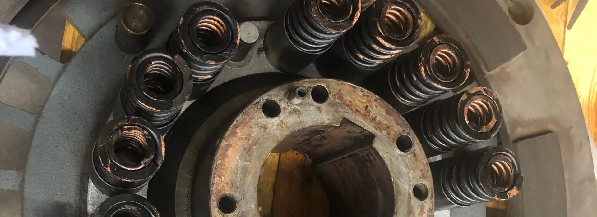 Närbild på en excenterpress kopplingsdel med tryckfjädrarna i sina lopp